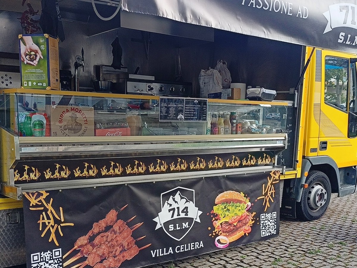 alla scoperta dellitalia street food il furgone che vende arrosticini